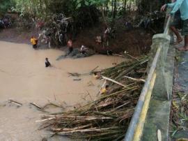 Warga Dusun Pangkah Desa Gedangrejo Gotong Royong Bersihkan Sampah Banjir